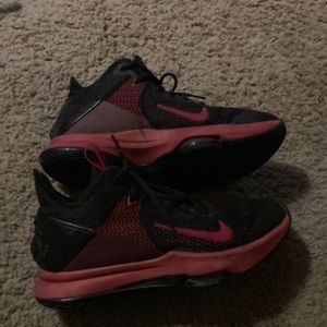 Nike Lebron-witness-4-bred-bv7427-006 used.